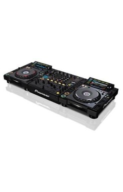 2 x Pioneer CDJ-2000 Nexus & 1x DJM 900 Nexus Mixer + Coffin Case + Headphones